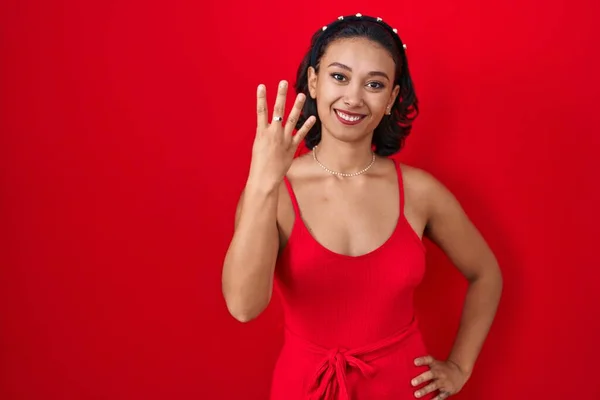 Junge Hispanische Frau Steht Über Rotem Hintergrund Und Zeigt Mit — Stockfoto