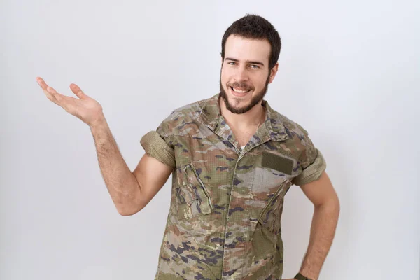 Joven Hombre Hispano Vistiendo Uniforme Camuflaje Del Ejército Sonriendo Alegre — Foto de Stock