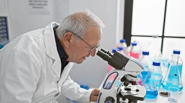 Fokusert Senior Mann Vitenskapsmann Nedsenket Medisinsk Forskning Omhyggelig Oppdage Vitenskap – stockfoto