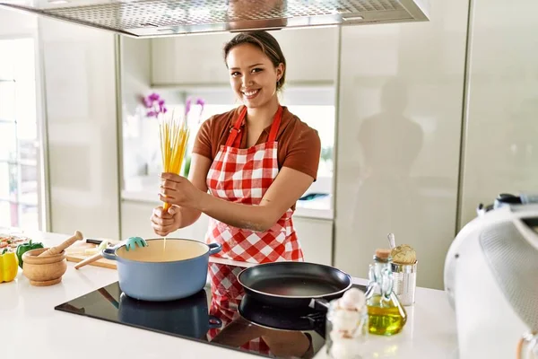 Young Beautiful Hispanic Woman Smiling Confident Cooking Spaghetti Kitchen — Φωτογραφία Αρχείου