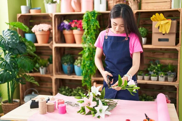 Jovem Chinesa Florista Corte Haste Loja Flores — Fotografia de Stock