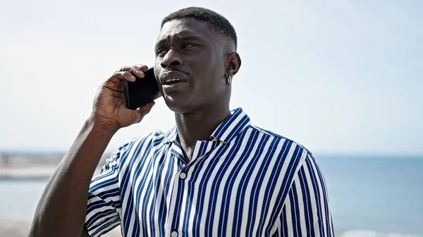Africain Américain Parler Sur Smartphone Avec Une Expression Sérieuse Plage — Photo