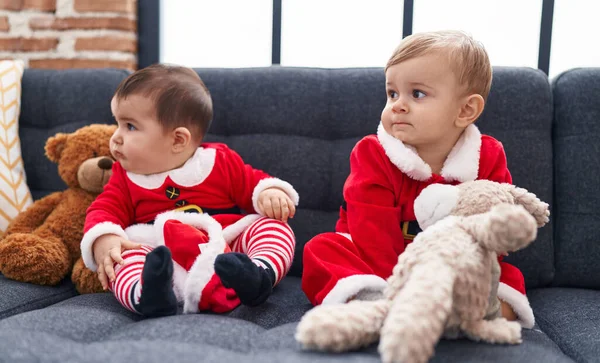 Sevimli Erkek Kız Noel Kıyafetleri Giyip Evde Oyuncak Ayı Tutuyorlar — Stok fotoğraf