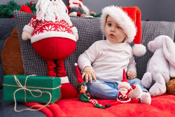 Adorable Bébé Caucasien Assis Sur Canapé Avec Décoration Noël Maison — Photo