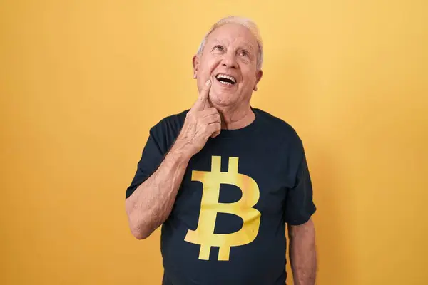 Senior Man Med Grått Hår Bär Bitcoin Skjorta Med Hand — Stockfoto