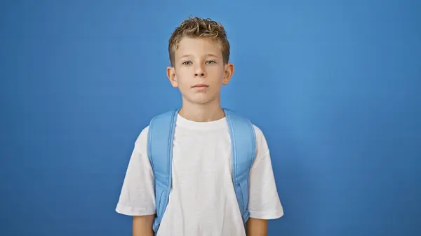 Bedårande Liten Blond Pojke Student Med Ett Allvarligt Ansikte Stående — Stockfoto