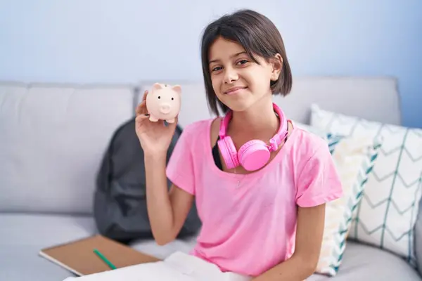 Menina Segurando Porquinho Banco Olhando Positivo Feliz Sorrindo Com Sorriso — Fotografia de Stock