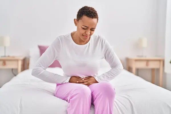Africano Americano Mulher Que Sofre Dor Menstrual Sentado Cama Quarto — Fotografia de Stock