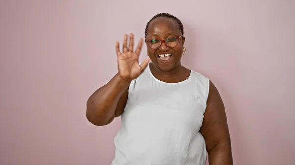 Selbstbewusste Afrikanisch Amerikanische Frau Grüßt Freudig Lächelt Über Isolierten Rosa — Stockfoto