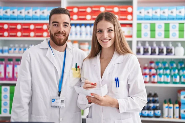 Мужчины Женщины Фармацевты Улыбаются Уверенно Выписывая Рецепты Аптеке — стоковое фото