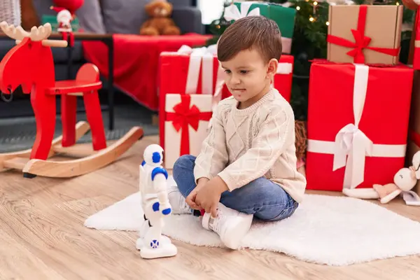Schattige Latino Jongen Spelen Met Robot Speelgoed Zitten Vloer Door — Stockfoto