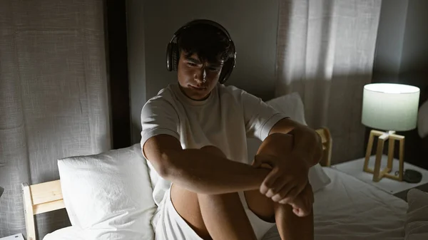 Schöner Hispanischer Teenager Genießt Sein Lieblingslied Entspannt Seinem Gemütlichen Schlafzimmer — Stockfoto
