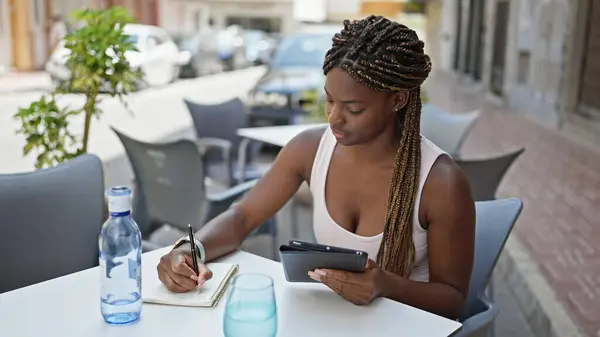 Mujer Afroamericana Usando Touchpad Tomando Notas Sentada Mesa Terraza Cafetería — Foto de Stock