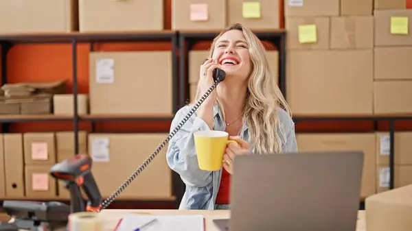 Ung Blond Kvinna Handel Företagare Talar Telefon Dricka Kaffe Kontoret — Stockfoto
