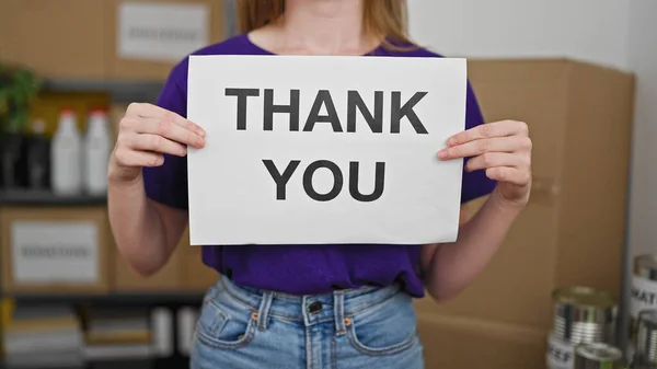 Jonge Blonde Vrouw Vrijwilliger Houden Dank Bericht Het Liefdadigheidscentrum — Stockfoto