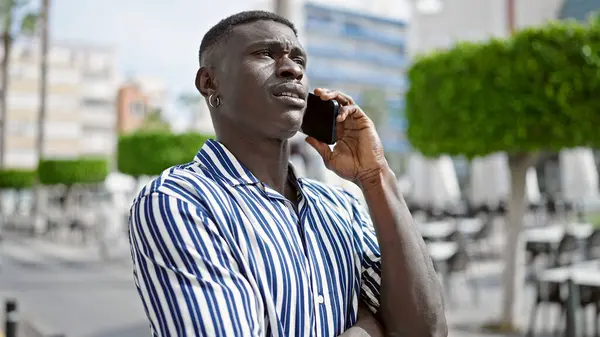 Afričan Američan Mluví Smartphone Vážným Výrazem Kavárně Terasa — Stock fotografie