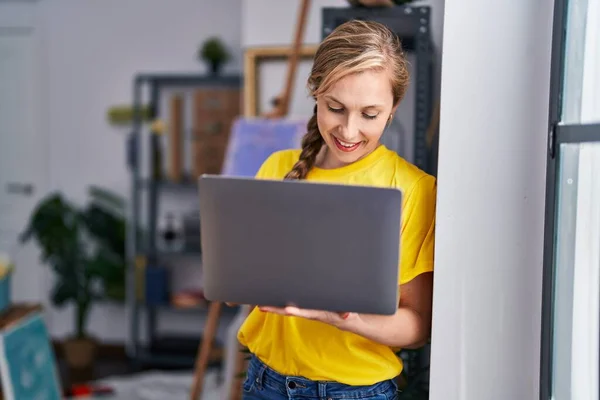 Young Blonde Woman Artist Smiling Confident Using Laptop Art Studio — Stock Photo, Image