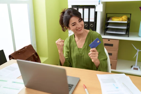 Middle Age Hispanic Woman Business Worker Using Laptop Credit Card — Stockfoto