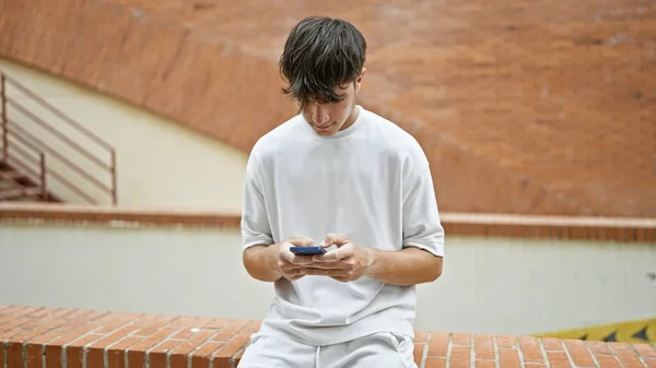 Cooler Junger Hispanischer Mann Der Ernsthaft Sein Telefon Eintaucht Und — Stockfoto