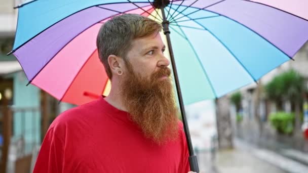 Jeune Rousse Homme Souriant Confiant Tenant Parapluie Rue — Video
