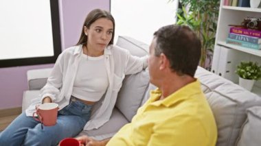 Kendine güveni tam bir baba, sabah espresso içmeyi sever. Oturduğu koltukta rahatça oturur, güler yüzlü kızıyla kahve içerken keyifli sohbetler eder.