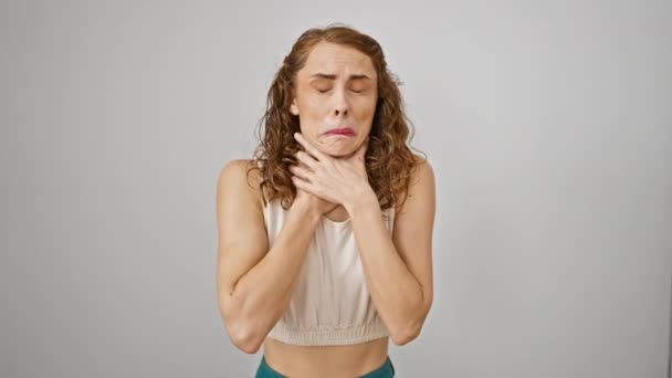 痛みの若い女性 白い背景に孤立して立って 呼吸に苦労し 健康上の問題のために窒息 潜在的に窒息 — ストック動画