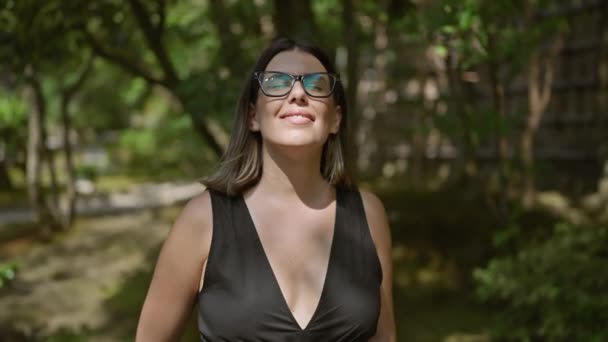 진카쿠지 절에서 태양을 즐기는 안경을 히스패닉 — 비디오