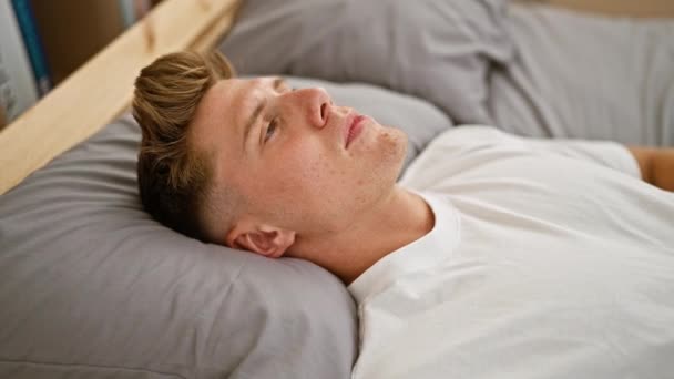 一个英俊的 留着胡子的高加索年轻人得了流感 他非常专注于休息和康复 躺在床上 在温暖的房间里咳嗽着 周围都是晨雾 — 图库视频影像
