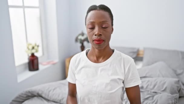 가정의 안락에 엄숙한 아름다운 아프리카계 미국인 여자는 침대에 편안한 분위기에서 — 비디오