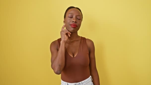 Afroamerikansk Kvinna Som Pekar Finger Med Lyckad Idé Upprymd Och — Stockvideo