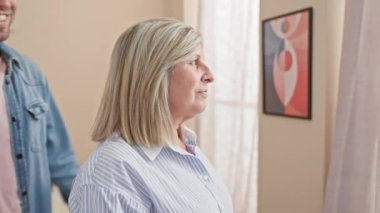 Kendine güvenen anne ve oğul sevgi dolu kucaklaşmayı ve öpüşmeyi paylaşır, evde birlikte gülümserler ve gündelik ama sevimli ilişkilerini kutlarlar.