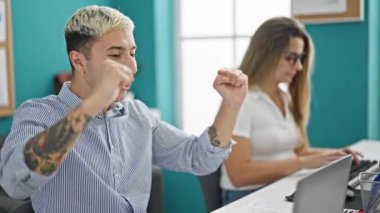 İki işçi erkek ve kadın birlikte çalışarak ofiste kutlama yapıyorlar.