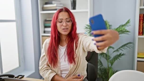 Sonriente Joven Pelirroja Negocios Tomando Una Selfie Trabajo Capturando Exitoso — Vídeos de Stock