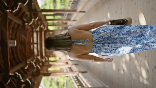 Portret Van Een Mooie Spaanse Vrouw Die Wegloopt Een Achteraanzicht — Stockvideo