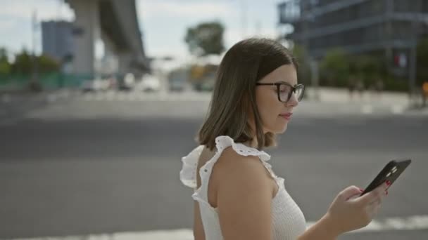 Hermosa Mujer Hispana Gafas Casualmente Alejándose Teléfono Mano Largo Las — Vídeo de stock