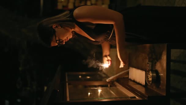 Beautiful Hispanic Woman Glasses Prays Candle Amidst Kyoto Streets Hues — Stock Video