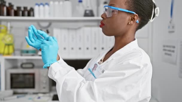 Ernsthafte Afrikanisch Amerikanische Wissenschaftlerin Handschuhen Die Einem High Tech Labor — Stockvideo