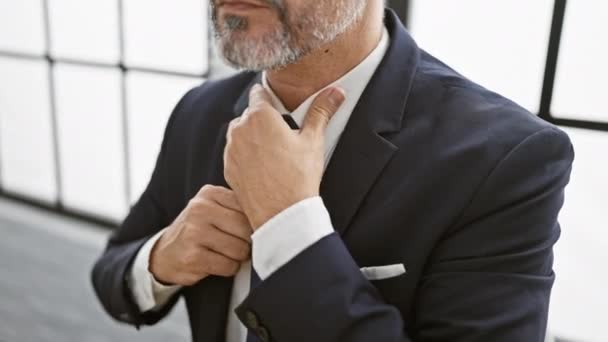 オフィスでネクタイとスーツを着ている若いヒスパニックの灰色の髪の男性ビジネスワーカー — ストック動画