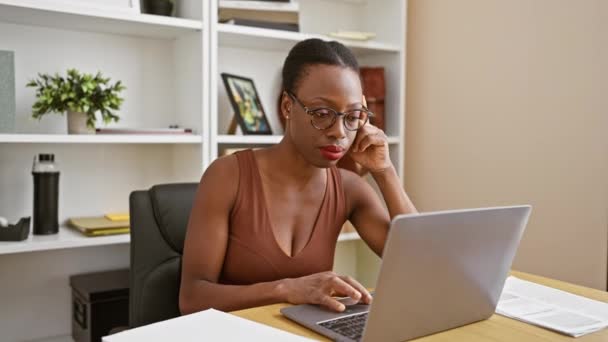 Εξαντλημένη Αφροαμερικανίδα Επιχειρηματίας Που Χασμουριέται Εργάζεται Στο Γραφείο Της Πολεμώντας — Αρχείο Βίντεο