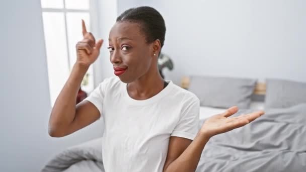 Naštvaná Afroameričanka Ložnici Ležela Posteli Dlaní Nahoru Ukazovala Reklamní Prostor — Stock video