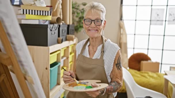 Selbstbewusste Grauhaarige Seniorin Einem Lustigen Kunstatelier Lächelnd Während Sie Vor — Stockvideo