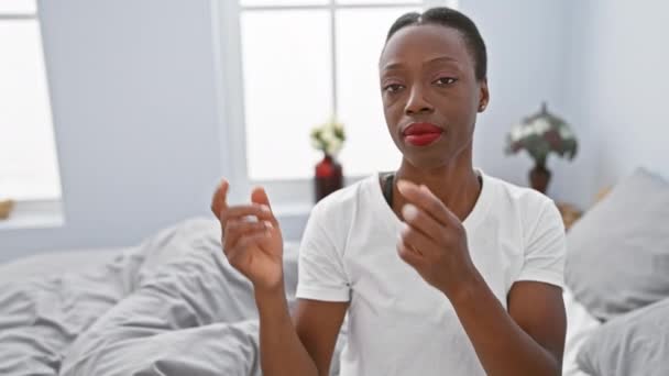 Беспокойная Африканская Американка Лежащая Спальне Удивлением Указывая Сторону Обеими Руками — стоковое видео