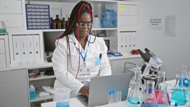 Sorrindo Cientista Afro Americana Faz Uma Pausa Análise Laboratório Braços — Vídeo de Stock
