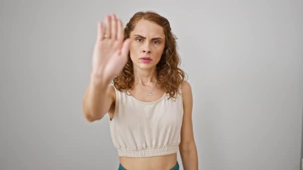 自信のある若い女性は 立って 強力なジェスチャーなしで制限を大胆に拒否します 真面目な顔が警告表現を伝える 白い壁の背景で隔離された肖像画 — ストック動画