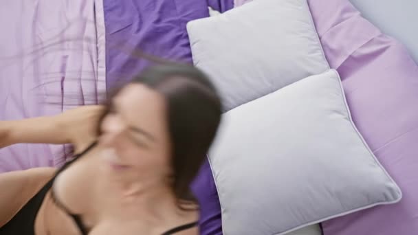 Уверенная Красивая Молодая Испаноязычная Женщина Радостно Улыбающаяся Комфортно Лежащая Кровати — стоковое видео