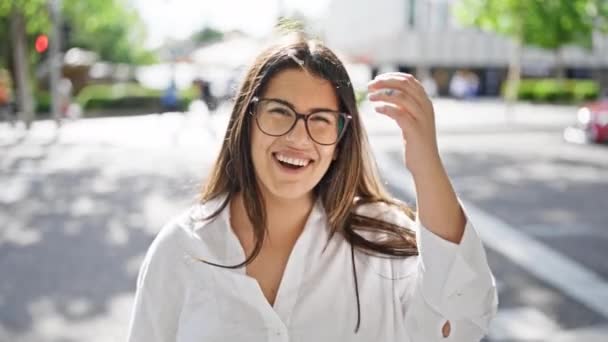 Jovem Mulher Hispânica Bonita Usando Óculos Sorrindo Feliz Nas Ruas — Vídeo de Stock