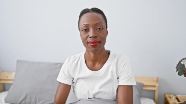 Glada Afrikanska Amerikanska Kvinna Ligger Bekvämt Sin Säng Ger Vänlig — Stockvideo
