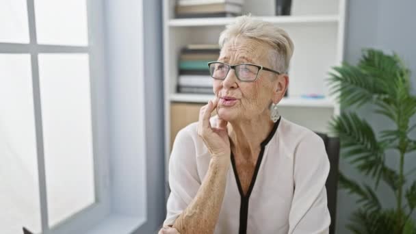 Ältere Grauhaarige Geschäftsfrau Büro Schmerzende Zahnschmerzen Streiken Während Des Arbeitstages — Stockvideo