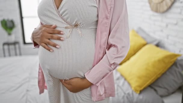 Jonge Aanstaande Vrouw Stralende Zwangerschapsuitdrukking Raakt Blote Buik Staande Aan — Stockvideo