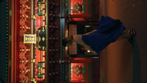 Czarująca Noc Tokio Piękna Latynoska Kobieta Ubrana Sukienkę Tradycyjnej Japońskiej — Wideo stockowe